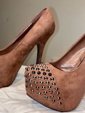 Breckelles Brown Suede Studded Platform Pumps Sz 6